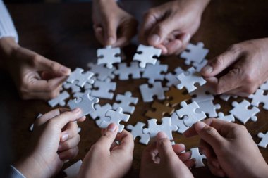 Parçalı bulmaca montaj farklı kişi elinde, genç takım birlikte doğru eşleme, yardım destek ekip ortak çözüm kavramı, en yakın görünümü bulmak için arama adet koyun.