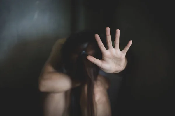 女性の緊縛は女性に対する暴力に手を持ち上げます 画像のぼかし 国際女性の日 — ストック写真