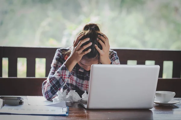 Mujer Negocios Que Tiene Dolor Cabeza Mientras Trabaja Usando Computadora — Foto de Stock