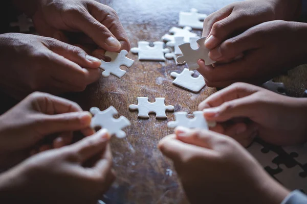 Mani Persone Diverse Assemblaggio Puzzle Squadra Giovanile Mettere Insieme Pezzi — Foto Stock