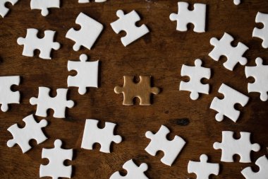  yapboz ahşap plakalar, İş kavramı zemin üzerinde kahverengi dağınık