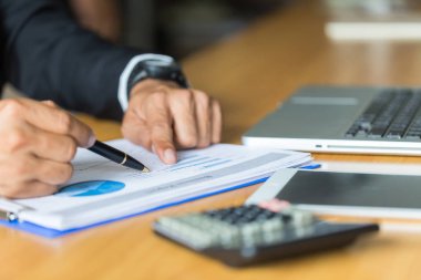  ofiste grafikler üzerinde çalışan işadamları, İşletme muhasebesi