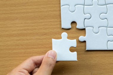 El yapboz Misyon, iş çözümleri, başarı ve Strateji kavramı tamamlamak için son parçası koymak