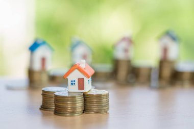 Bozuk para, para ve ev yığını, emlak yatırımı, yığınla madeni parayla tasarruf, ipotek konsepti.... 