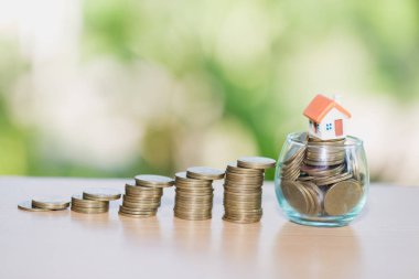 Bozuk para, para ve ev yığını, emlak yatırımı, yığınla madeni parayla tasarruf, ipotek konsepti.... 