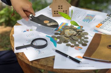 İnsan eli onun paraları sayar. Kişisel Finans, finans yönetimi, tasarruf, bankacılık ve kavram kaydetme finansta paralar