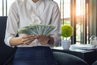 El, elleri bize para sayma para ile çok mutlu işadamı. 