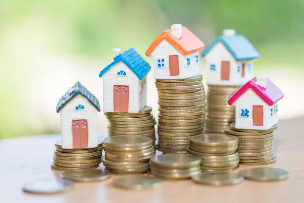 コインのスタック上のミニハウス 不動産投資 スタックコインでお金を節約 ビジネス成長投資と金融 住宅ローンの概念 — ストック写真