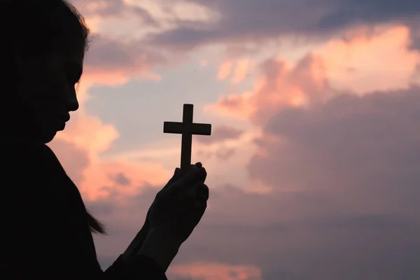 Silueta Mano Mujer Sosteniendo Santo Levantamiento Cruz Cristiana Con Fondo — Foto de Stock