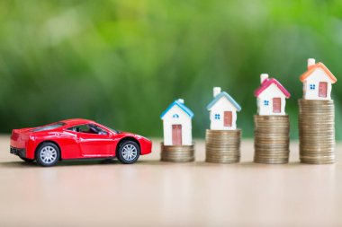 Bu yığın altın para, para veya para büyüme kavramı kaydetmek büyüyen ev ve araba için para tasarrufu.