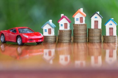 Bu yığın altın para, para veya para büyüme kavramı kaydetmek büyüyen ev ve araba için para tasarrufu.