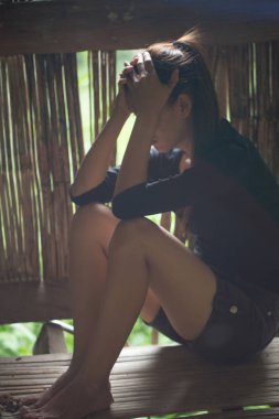 Üzgün ve yalnız bir kız ağlayarak yüzünü kapatıyor. Stresli ve Bunalımlı Kız Kafasına Dokunuyor, İş Başarısızlığı Konsepti