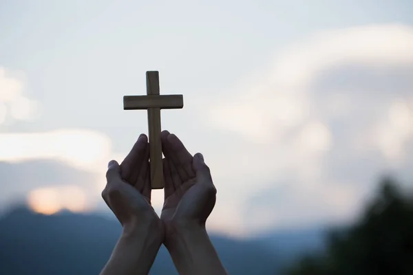 Жінка Тримає Священний Підйом Християнського Хреста Світлим Фоном Заходу Сонця — стокове фото