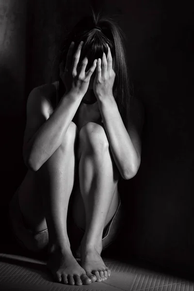 Adolescente Deprimida Sentada Con Cabeza Las Manos Mujer Joven Triste —  Fotos de Stock