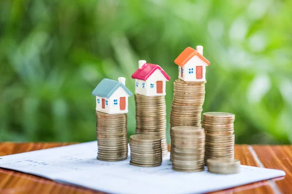 Mini Haus Auf Münzstapel Geld Und Haus Immobilieninvestitionen Sparen Sie — Stockfoto
