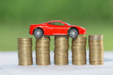 Bu yığın altın para, para veya para büyüme kavramı kaydetmek büyüyen araba için para tasarrufu.