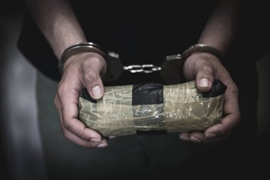Uyuşturucu kaçakçıları onların eroin ile birlikte tutuklandı. Polis tutuklama uyuşturucu kaçakçısı kelepçe ile. Hukuk ve polis kavramı, 26 Haziran, uluslararası gün karşı uyuşturucu ve kaçakçılık