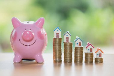 Gayrimenkul satışı, ev tasarruf, kumbara, sikke ve bir ev, piyasa krediler kavramı. Konut sektörü mortgage planı ve Konut vergisi strateji kaydetme.