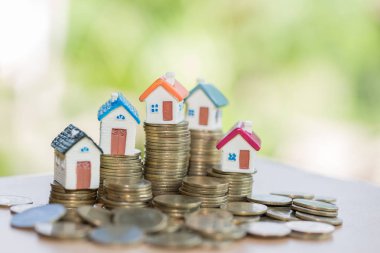 Bozuk para, para ve ev yığını, emlak yatırımı, yığınla madeni parayla tasarruf, ipotek konsepti.... 