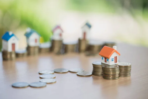 Mini Haus Auf Münzstapel Geld Und Haus Immobilieninvestitionen Sparen Sie — Stockfoto