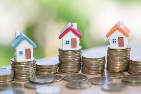 Mini Haus Auf Münzstapel Geld Und Haus Immobilieninvestitionen Sparen Sie — Stockfoto