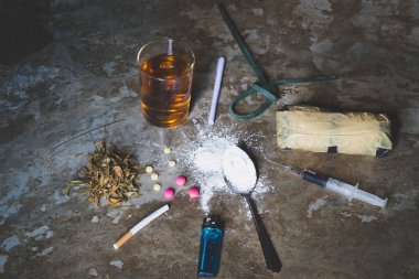 Eroin, hap, esrar, tütün ve alkol, bağımlılık kavramı, farklı koleksiyon sabit ilaçlar çeşitli ve yerdeki insan kafatasları, uyuşturucu