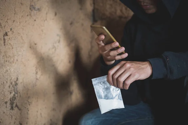 Droghandlare Använder Telefonen För Att Kontakta Kunden Narkotikahandel Brottslighet Missbruk — Stockfoto