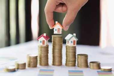 Kadın ev mankeni, büyüyen bozuk para, ev almak için biriktirdiği para ve emlak konsepti için iş yatırımlarına verdiği kredi. Invesment ve Risk Yönetimi.