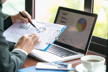  İki işadamları pc laptop, istatistikleri finansal verileri analiz şirketin büyüme tartışırken perde ile yükselen grafiği ve grafikler, işaret, 