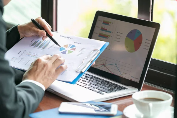 Två Affärsmän Analysera Statistik Finansiella Data Laptop Pekar Skärmen Med — Stockfoto
