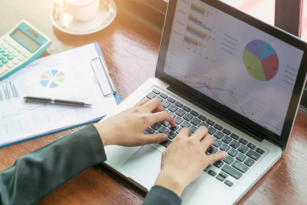 yatırım grafikleri analiz mali iş grafik bilgilerle dizüstü bilgisayar üzerinde çalışan iş kadın el yakın çekim.