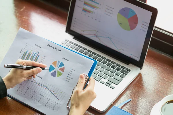 yatırım grafikleri analiz mali iş grafik bilgilerle dizüstü bilgisayar üzerinde çalışan iş kadın el yakın çekim.