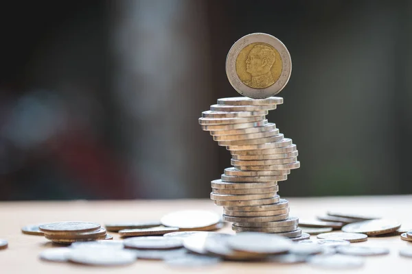 临近硬币堆叠 业务增长概念 有钱币堆叠 财务风险 — 图库照片