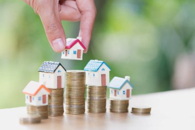 Kadın ev mankeni, büyüyen bozuk para, ev almak için biriktirdiği para ve emlak konsepti için iş yatırımlarına verdiği kredi. Invesment ve Risk Yönetimi.