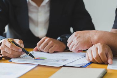 iş adamı el yatırım grafikleri analiz mali iş grafik bilgileri ile çalışan yakın çekim.