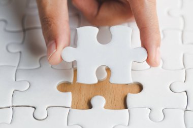 El yapboz Misyon, iş çözümleri, başarı ve Strateji kavramı tamamlamak için son parçası koymak