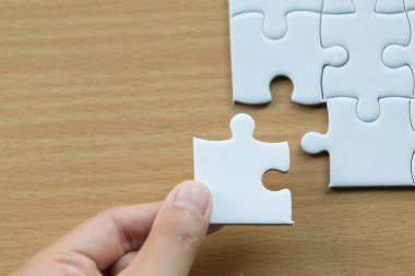 El yapboz Misyon, iş çözümleri, başarı ve Strateji kavramı tamamlamak için son parçası koymak