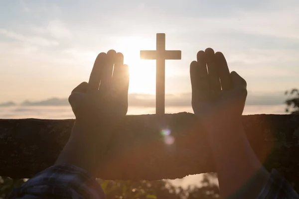 Σιλουέτα Του Μικρά Ανθρώπινα Χέρια Προσεύχεται Ένα Σταυρό Στο Sunrise — Φωτογραφία Αρχείου