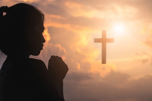 Silueta Mujer Joven Rezando Con Una Cruz Amanecer Fondo Concepto — Foto de Stock