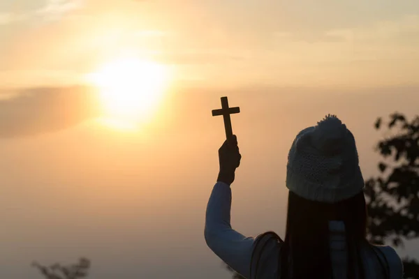 Silhouette Einer Jungen Frau Die Bei Sonnenaufgang Mit Einem Kreuz — Stockfoto
