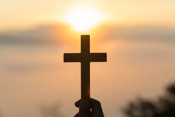 Silhueta Jovens Mãos Humanas Rezando Com Uma Cruz Nascer Sol — Fotografia de Stock