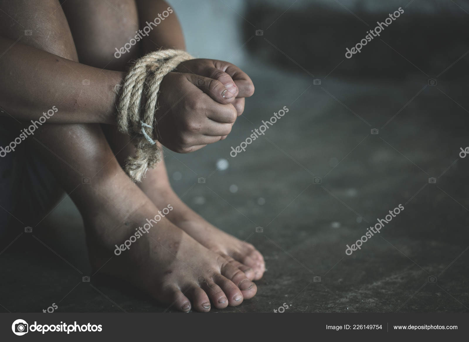 Связала руки и заткнула. Связанные руки девушки. Связала руки и заткнула. Девушка связала подругу. Связанные женщины.