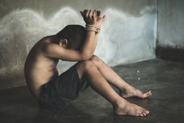 Kurban çocuk elleri ile duygusal stres ve ağrı iple bağladı, kaçırılan, istismar, rehine, korkuyor, sınırlı, kapana kısılmış, mücadele, çocuk ve kaçakçılığı kavramı karşı dur şiddet.