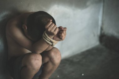 Kurban çocuk elleri ile duygusal stres ve ağrı iple bağladı, kaçırılan, istismar, rehine, korkuyor, sınırlı, kapana kısılmış, mücadele, çocuk ve kaçakçılığı kavramı karşı dur şiddet.