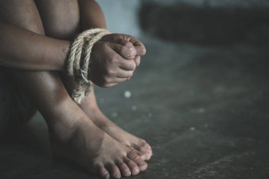 Kurban çocuk elleri ile duygusal stres ve ağrı iple bağladı, kaçırılan, istismar, rehine, korkuyor, sınırlı, kapana kısılmış, mücadele, çocuk ve kaçakçılığı kavramı karşı dur şiddet.