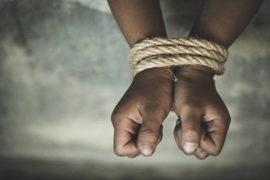 Kurban çocuk elleri ile duygusal stres ve ağrı iple bağladı, kaçırılan, istismar, rehine, korkuyor, sınırlı, kapana kısılmış, mücadele, çocuk ve kaçakçılığı kavramı karşı dur şiddet.