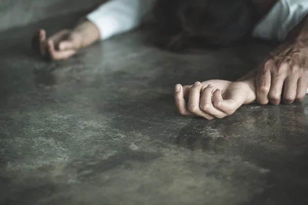Close Man Hands Segurando Uma Mulher Mãos Para Estupro Abuso — Fotografia de Stock