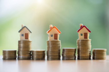 Bozuk para, ev, ipotek, ev almak için biriktirilen para ve emlak konseptine yatırılan kredilerin olduğu küçük bir ev. Invesment ve Risk Yönetimi.