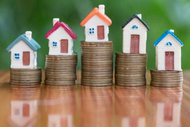Bozuk para, ev, ipotek, ev almak için biriktirilen para ve emlak konseptine yatırılan kredilerin olduğu küçük bir ev. Invesment ve Risk Yönetimi.