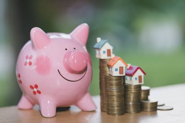 Domuz kumbarası, ev için para biriktirme konsepti ev almak için para biriktirme ve emlak konsepti için iş yatırımlarına kredi. Invesment ve Risk Yönetimi.